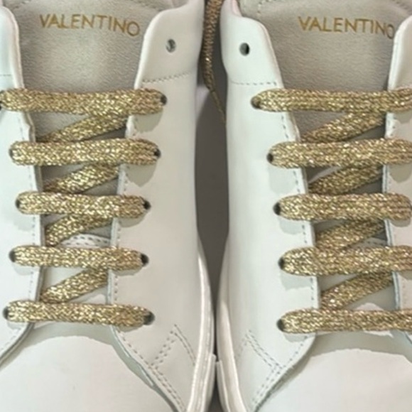 Valentino By Mario Valentino
Valentino By Mario Valentino
Sardinia White-Gold - Picture 4 of 5